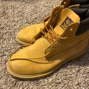 Timberland suede printed hiking boots size 5.5 In pretty good condition.